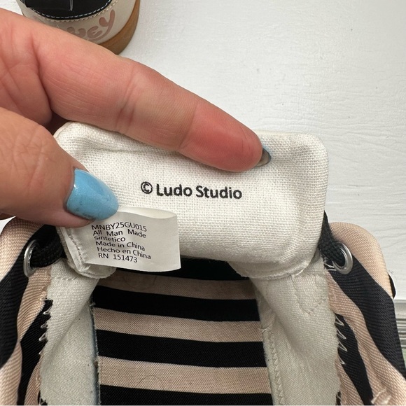 BLUEY Cartoon sneakers Bluey on 1 shoe and Bingo on the other runs large (9) - Picture 6 of 9